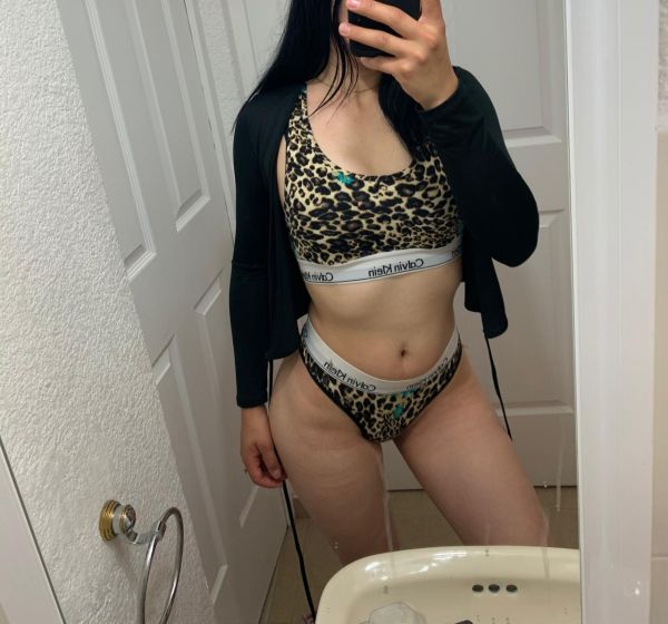 NO TE CONFORMES SOLO CON MIRARME... , SOY UN LUJO QUE SI TE PUEDES DAR!!! ATREVETE A PASAR UN RATO RICO DE BUEN TRATO Y PASION SIN LIMITE... SOY UNA MUJER SEXY, RICA Y EXPERTA EN HACERTE DISFRUTAR DE UN BUEN SEXO!!! ESPERO TU LLAMADA XIMENA
