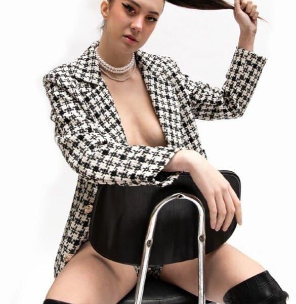 La très belle actrice pornographique française aux courbes parfaites telle un mannequin sortie de magasine vous propose désormais ses services hauts de gamme. Son superbe physique et son sourire magique, son esprit vif et son intelligence vous surprendront. Avenante, douce et très sociable, Lina possède en outre un pouvoir de séduction inné auquel il est impossible de résister. Avide d'expériences intenses, elle aime jouer des ses charmes et peut être autant romantique que sauvage. Très facile à vivre, ouverte d'esprit et totalement libérée, elle se donne corps et âme dans tout ce qu'elle entreprend. Une Escorte haut de gamme d'exception qui ravira sans nul doute les gentlemen les plus exigeants!